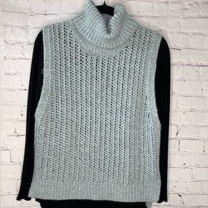 Turtleneck sweater/sleeveless